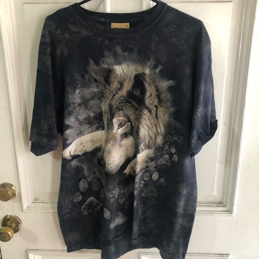 Wolf tee